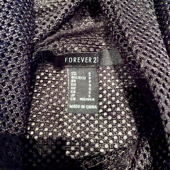 💜hooded black mesh “fake news” crop top - Picture 4 of 4